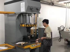 Japan kliënt toets Hydraulic Press Machine in ons fabriek